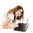 computer-laptop-vrouw-blij